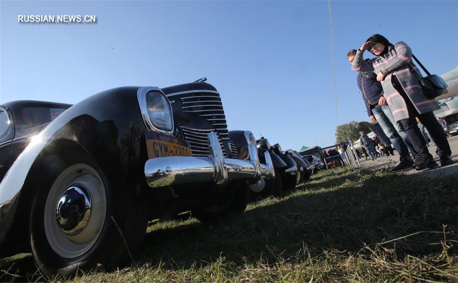 В Киеве проходит фестиваль ретроавтомобилей