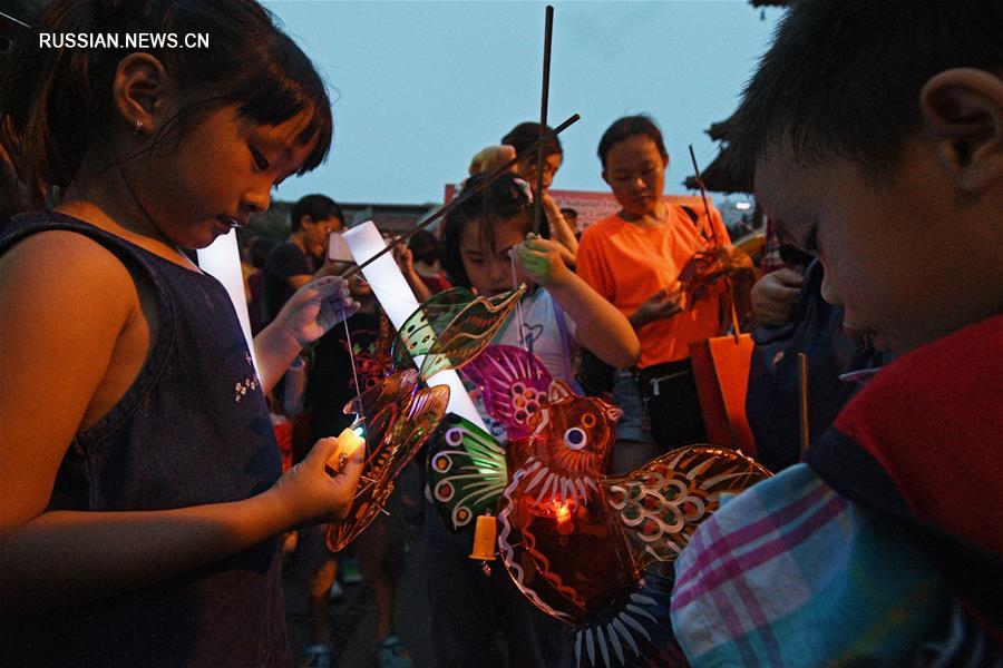 В Сингапуре проходит фестиваль фонарей по случаю праздника Середины осени