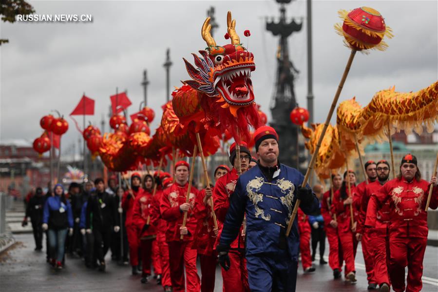 Парад-карнавал в Москве в честь открытия 19-го Всемирного фестиваля молодежи и студентов