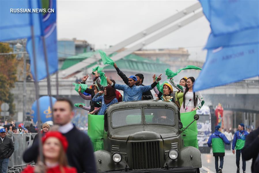 Парад-карнавал в Москве в честь открытия 19-го Всемирного фестиваля молодежи и студентов