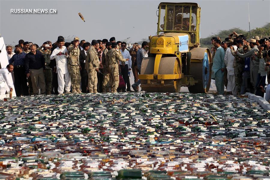 В Пакистане уничтожено большое количество наркотиков и контрабандных алкогольных  напитков 