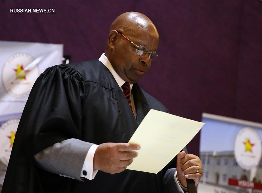 Президент Зимбабве Р. Мугабе ушел в отставку 