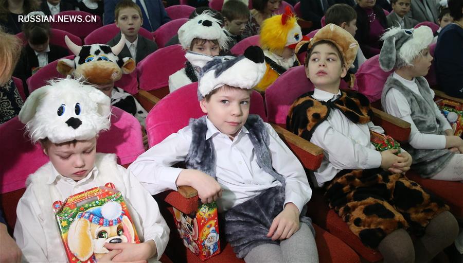 Председатель Палаты представителей НС Беларуси вручил новогодние подарки детям-инвалидам и сиротам в Бегомле