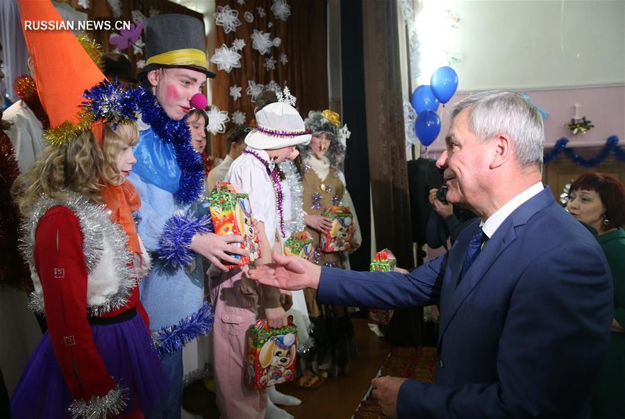 Председатель Палаты представителей НС Беларуси вручил новогодние подарки детям-инвалидам и сиротам в Бегомле