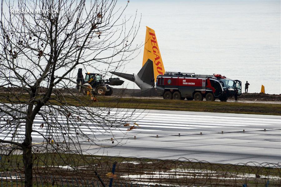 В Турции пассажирский самолет при посадке выкатился за пределы ВПП