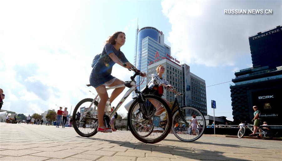 Участницы конкурса "Веломисс-2018" на велопараде в Минске