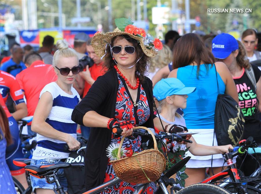 Участницы конкурса "Веломисс-2018" на велопараде в Минске