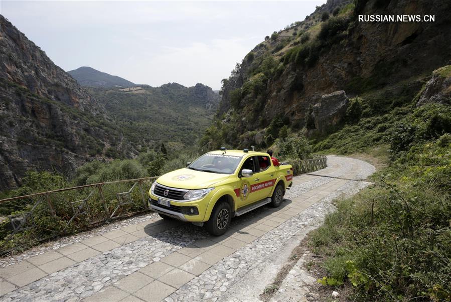 Десять туристов погибли при паводке в Италии 