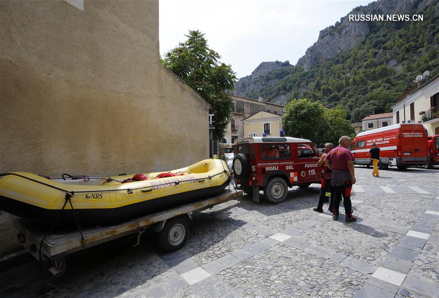 Десять туристов погибли при паводке в Италии 