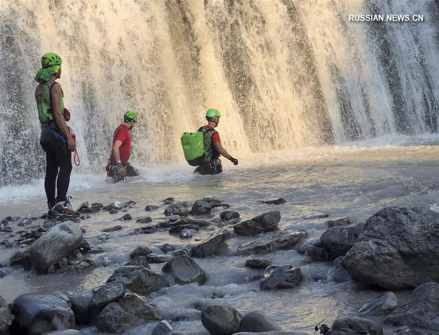 Десять туристов погибли при паводке в Италии 