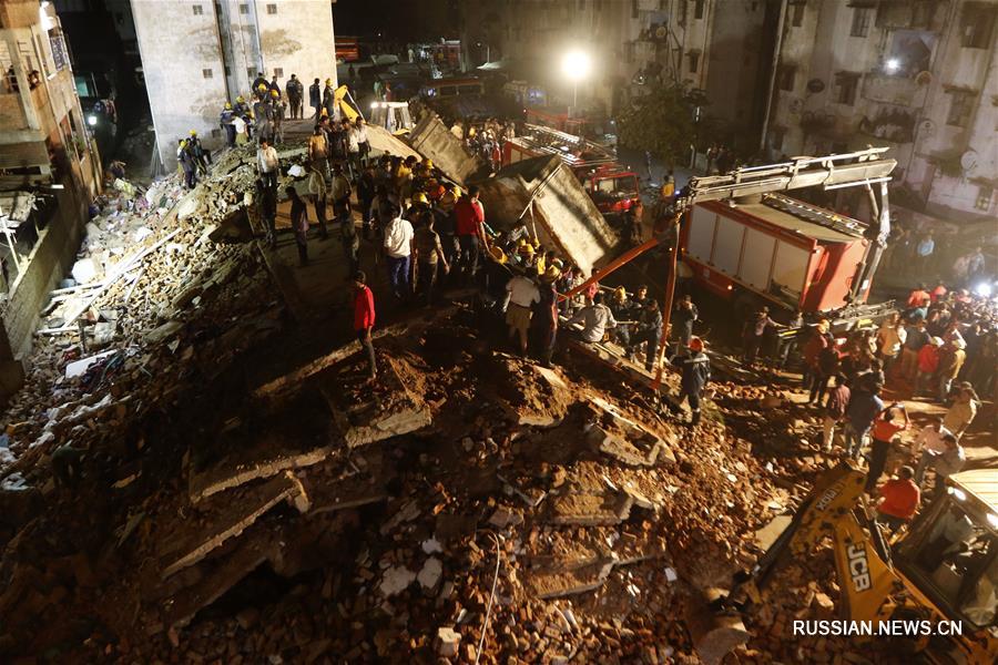 Под обломками рухнувшего здания в Индии находятся по меньшей мере 10 человек 