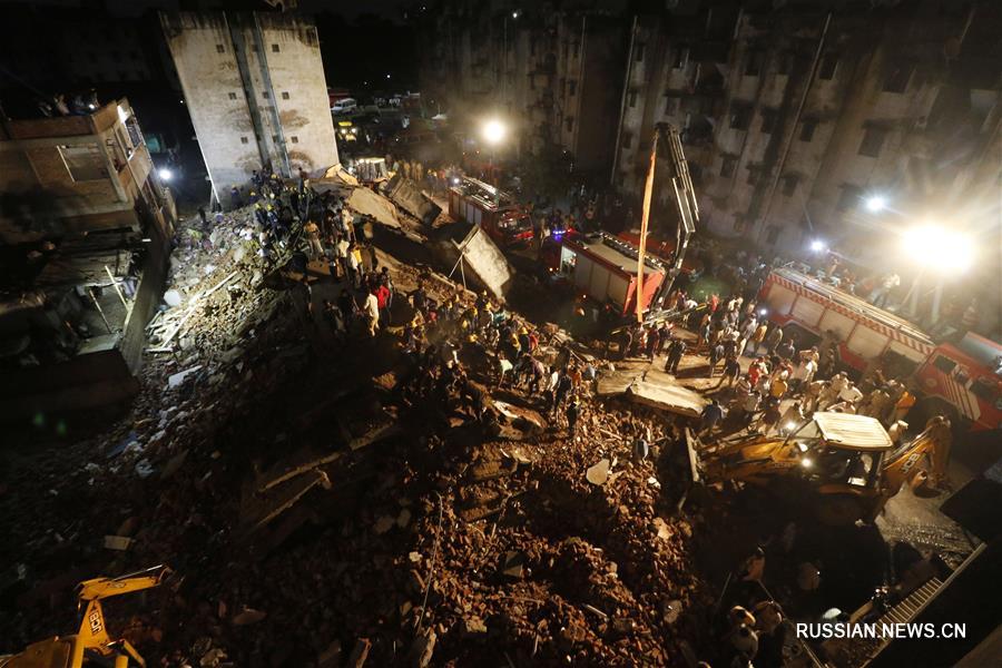 Под обломками рухнувшего здания в Индии находятся по меньшей мере 10 человек