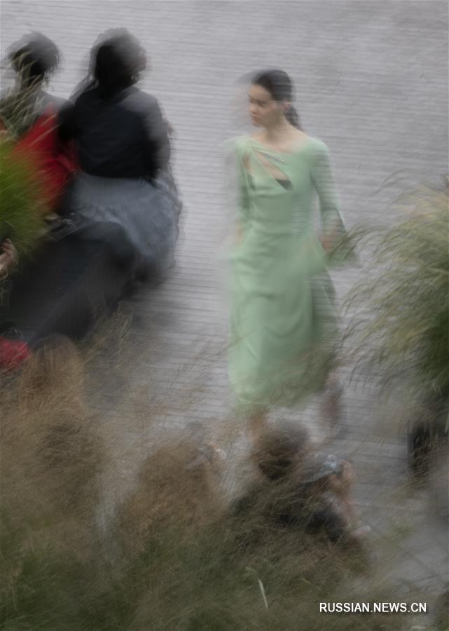 （新华视界）（4）Roland Mouret品牌亮相2019伦敦春夏时装周