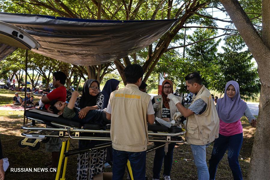 Число жертв землетрясения и цунами в Индонезии достигло 832 человек