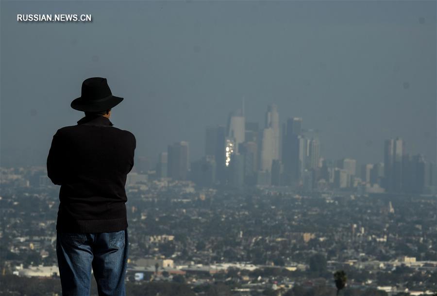 В Калифорнии распространяется дым от природного пожара 