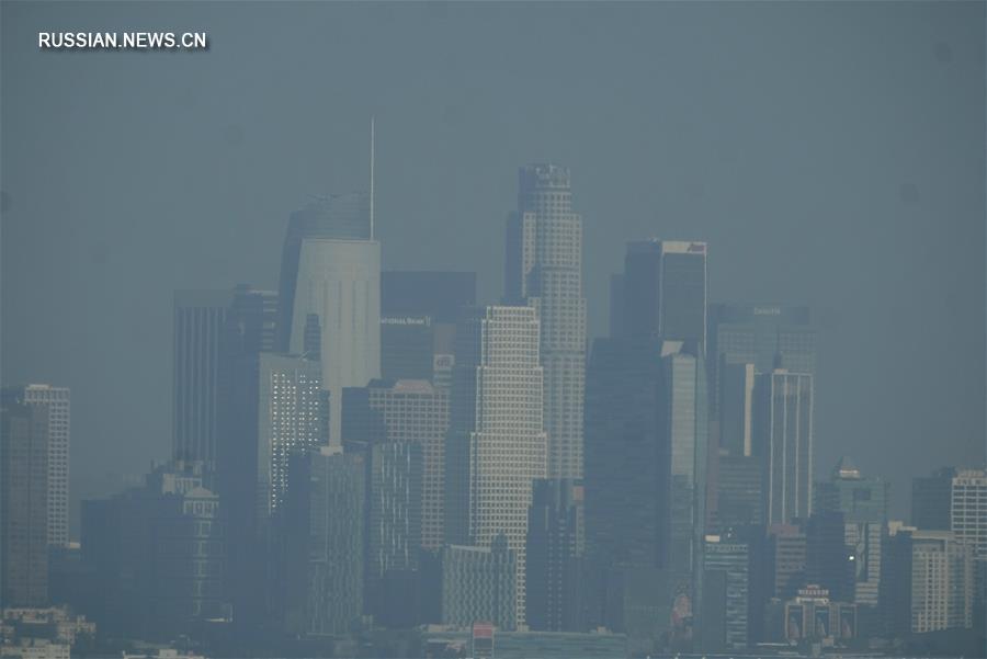 В Калифорнии распространяется дым от природного пожара 