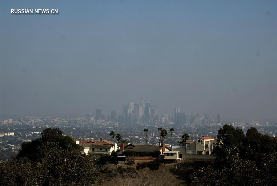 В Калифорнии распространяется дым от природного пожара 