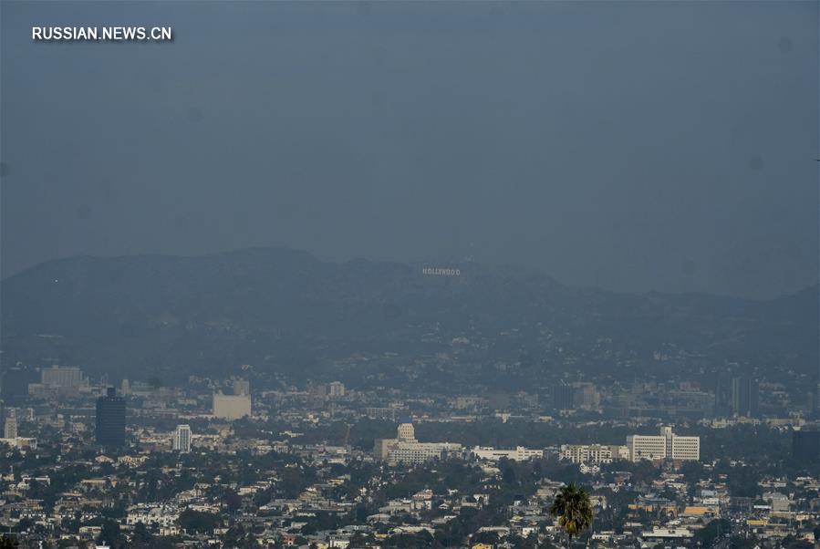 В Калифорнии распространяется дым от природного пожара 