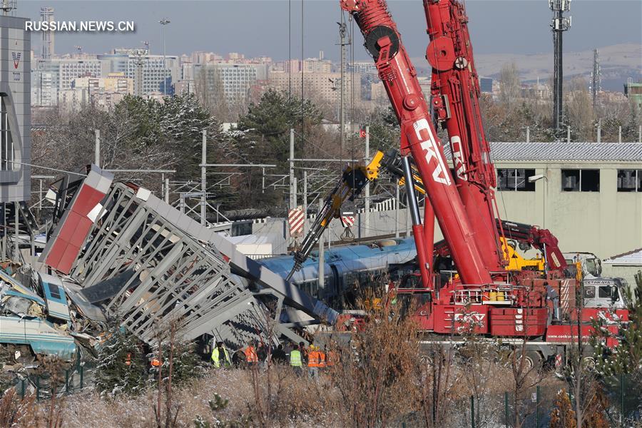 Ведутся работы по ликвидации последствий столкновения поездов в Турции