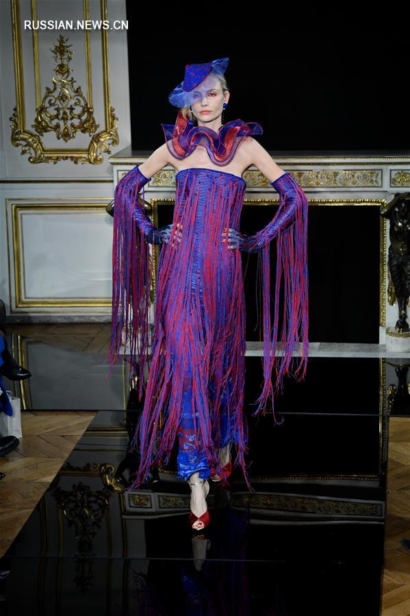 Неделя высокой моды в Париже: показ новой коллекции Armani 