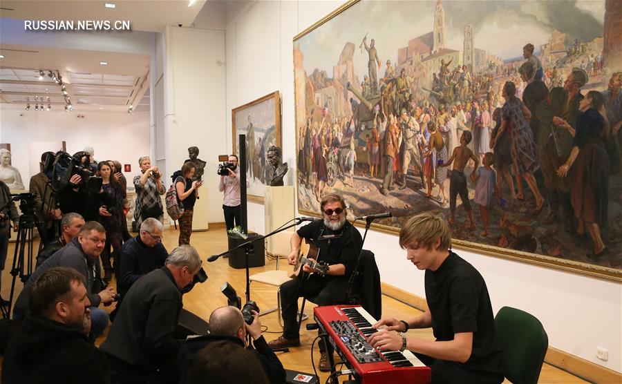 В Беларуси открылась первая персональная выставка картин Бориса Гребенщикова