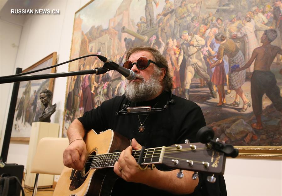 В Беларуси открылась первая персональная выставка картин Бориса Гребенщикова