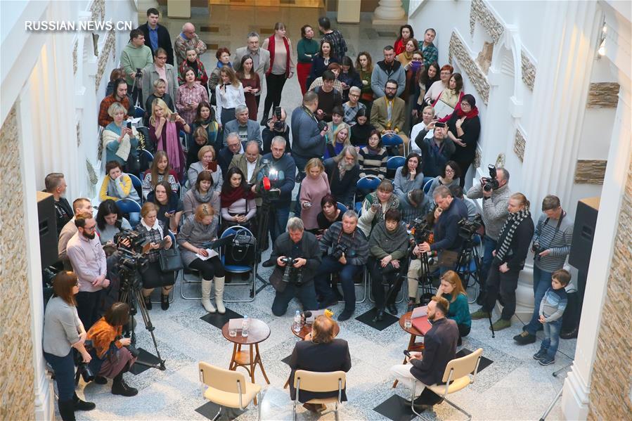 В Беларуси открылась первая персональная выставка картин Бориса Гребенщикова
