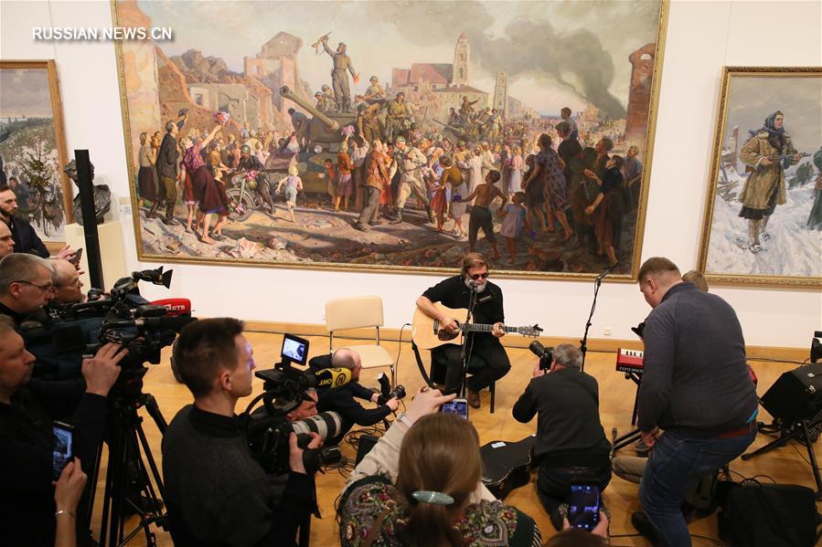 В Беларуси открылась первая персональная выставка картин Бориса Гребенщикова