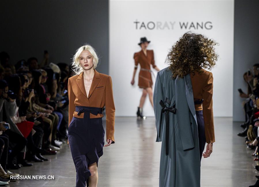 Показ коллекции китайского дизайнера Ван Тао на Неделе моды в Нью-Йорке