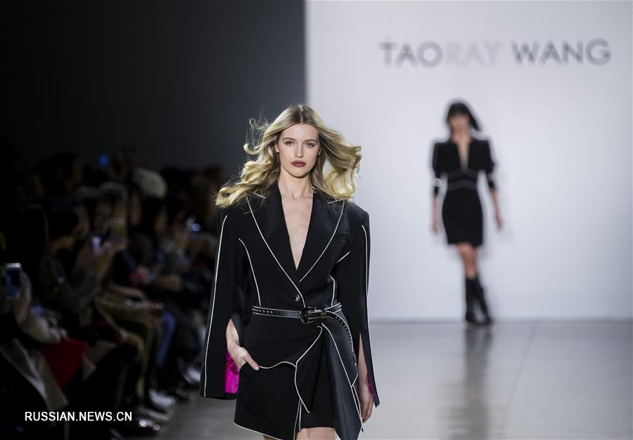 Показ коллекции китайского дизайнера Ван Тао на Неделе моды в Нью-Йорке
