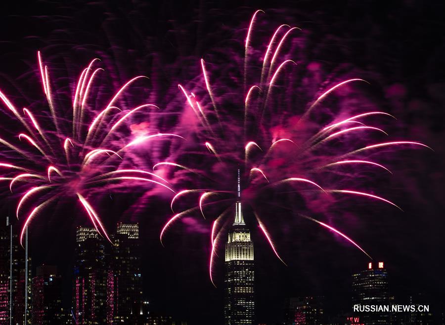 В Нью-Йорке устроили салют по случаю китайского Нового года