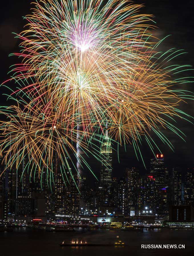 В Нью-Йорке устроили салют по случаю китайского Нового года