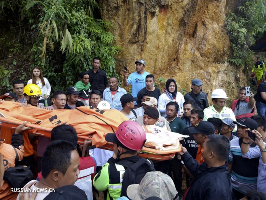 Один человек погиб, 13 пострадали, десятки заблокированы в результате обрушения на золотодобывающей шахте в Индонезии