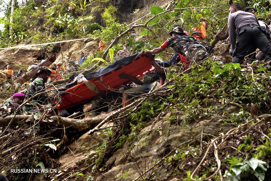 Один человек погиб, 13 пострадали, десятки заблокированы в результате обрушения на золотодобывающей шахте в Индонезии