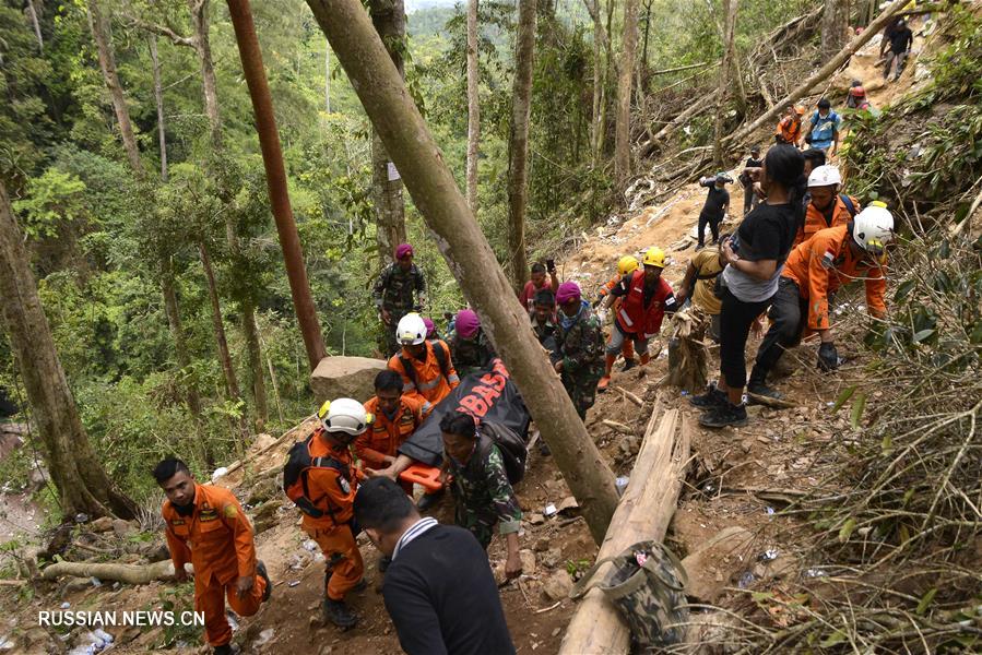 Один человек погиб, 13 пострадали, десятки заблокированы в результате обрушения на золотодобывающей шахте в Индонезии