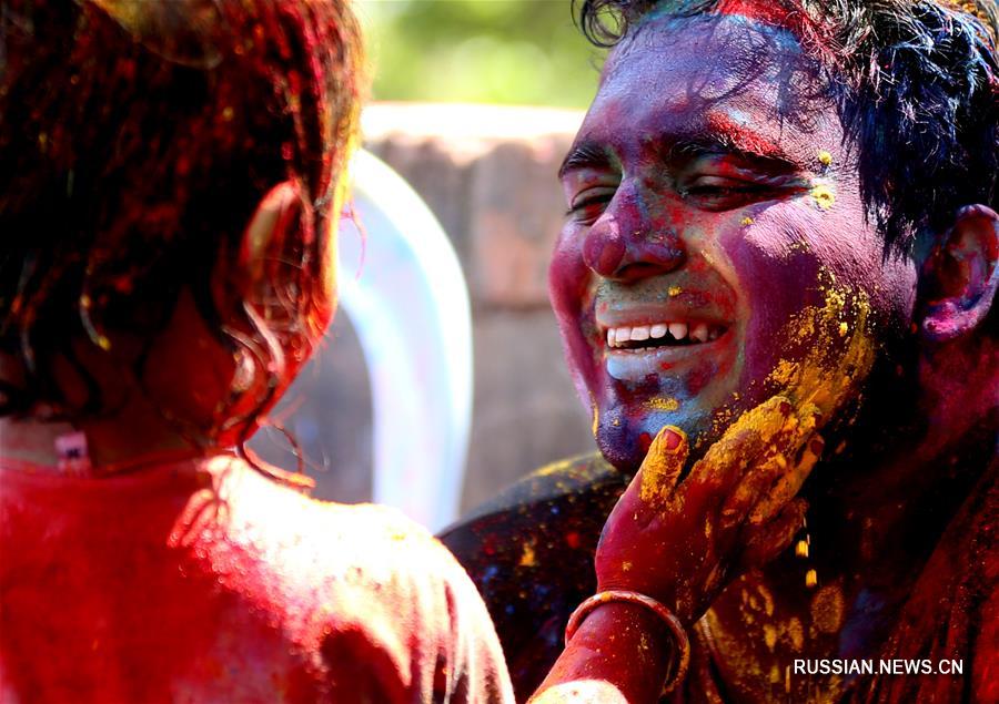 В Мьянме отметили фестиваль красок Холи