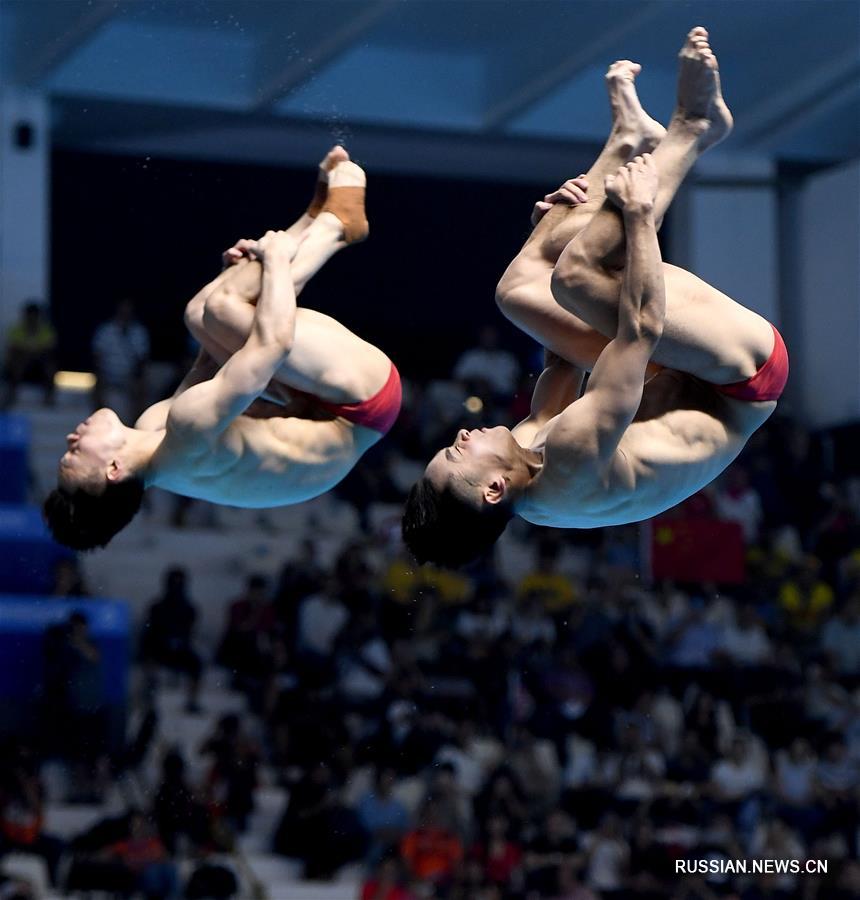 Прыжки в воду в китае. ЦАО юань прыжки в воду. Се сыи прыжки в воду. Китайские спортсмены прыжки в воду. Синхронные прыжки.