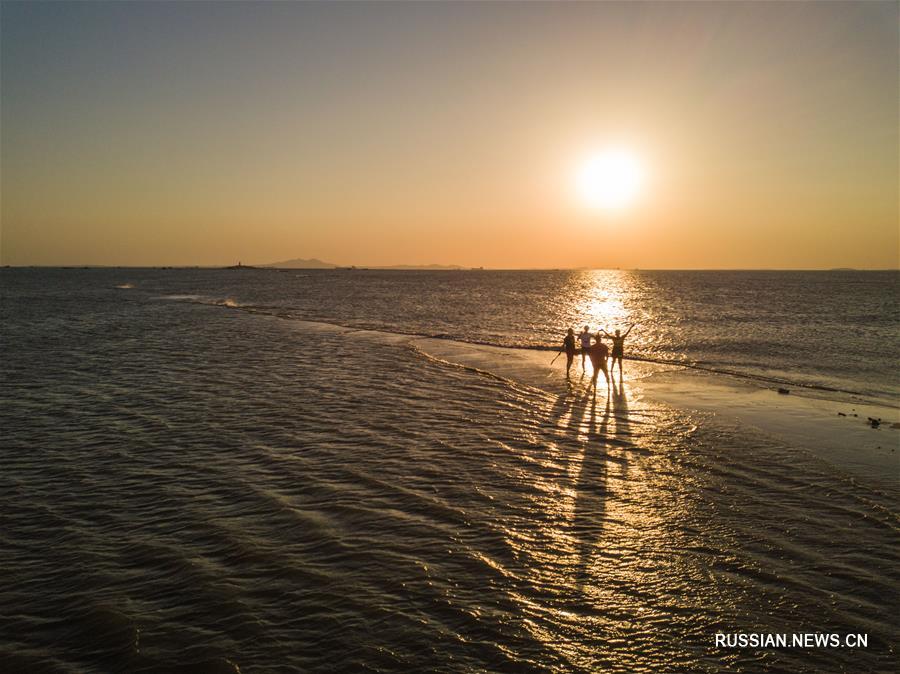 Песчаная дамба на море на востоке Китая