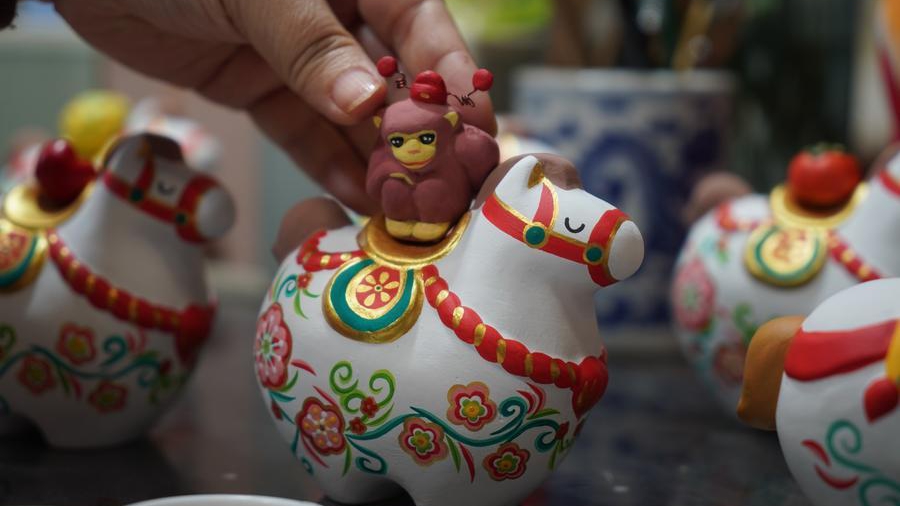 Российские туристы открывают для себя год Лошади в китайском стиле