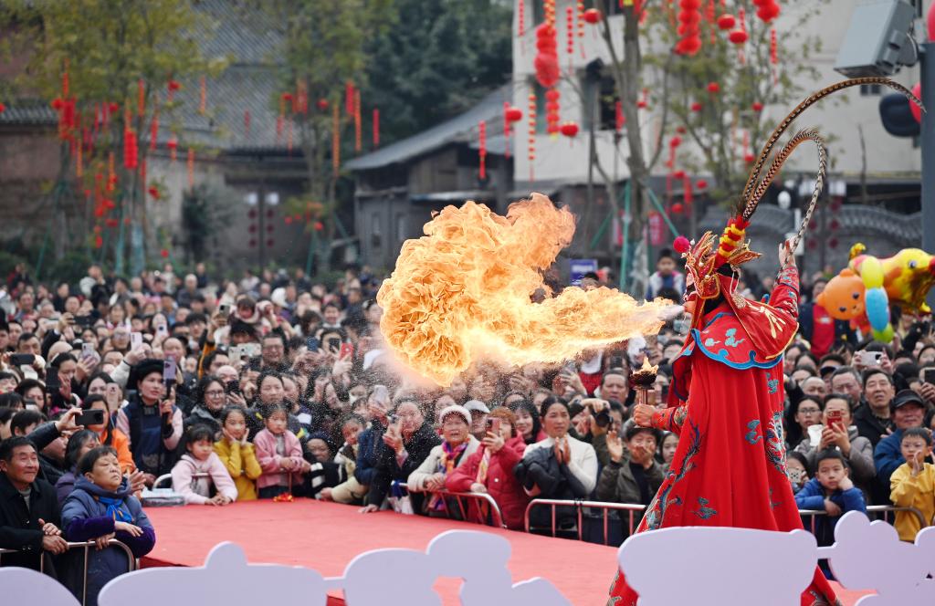 Атмосфера праздника царит по всему Китаю