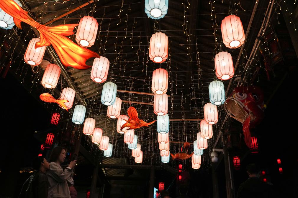 Жители и туристы наслаждаются фонарями во время каникул по случаю праздника Весны в Китае