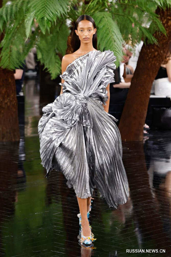 Неделя моды в Париже -- Christian Dior представил новую осенне