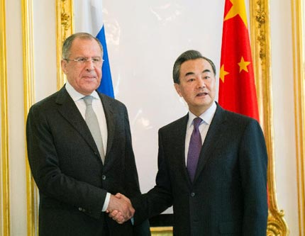 Китай и Россия направляют усилия на достижение успеха на переговорах по ядерной программе Ирана -- глава МИД КНР