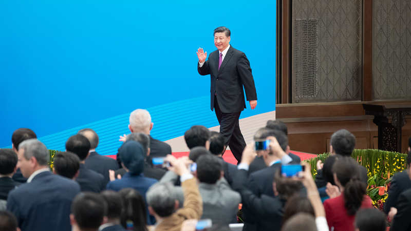 Си Цзиньпин встретился с представителями СМИ после завершения заседания круглого стола 2-го форума