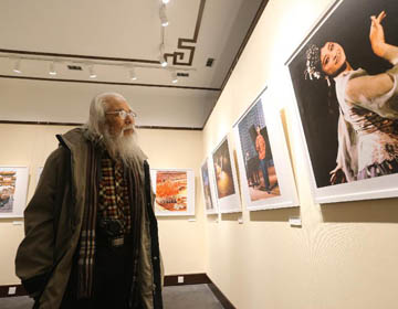 В Пекине открылась фотовыставка, посвященная 65-летию иллюстрированного журнала "Жэньминь 
хуабао"
