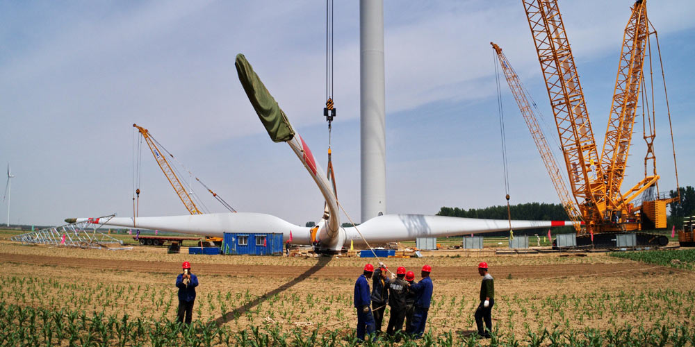 На строящейся ветроэлектростанции в устье реки Луаньхэ началась сборка ветрогенераторов