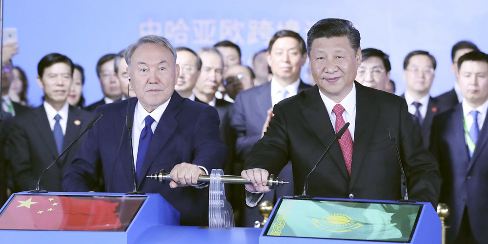 Си Цзиньпин совместно с Н. Назарбаевым посетил ЭКСПО-2017 в Астане и участвовал в 
видеоконференции по вопросам китайско-казахстанских трансграничных перевозок