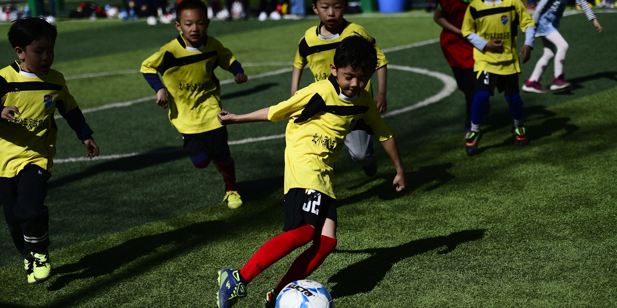 Детский футбольный матч в городе Синин
