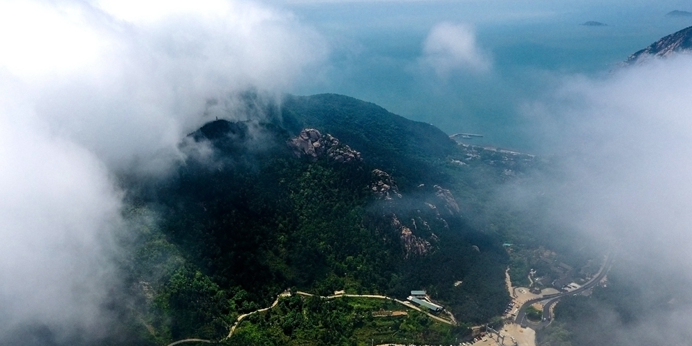 Облачное море в ландшафтном парке "Лаошань"