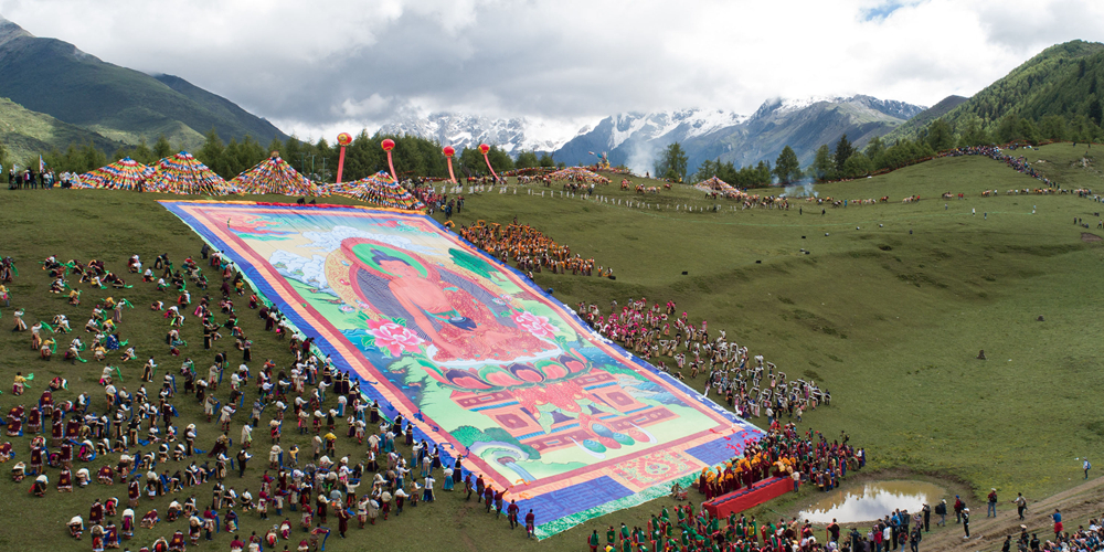 Ежегодное паломничество тибетцев к горе Четырех девиц